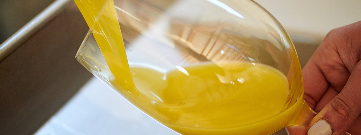 Imagen vaso llenándose de aceite oliva virgen extra